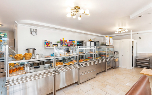 Zelyony Popugay Allama Group Guest House