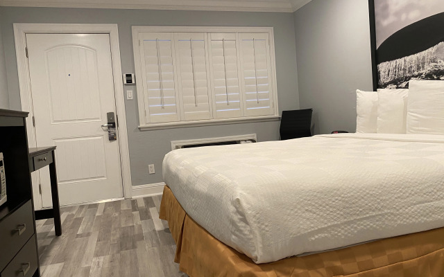 Aura Inn Monterey