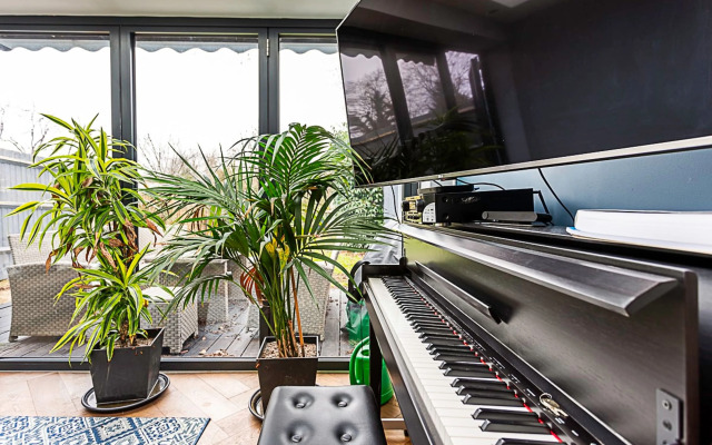 Modern and Spacious Colliers Wood Home