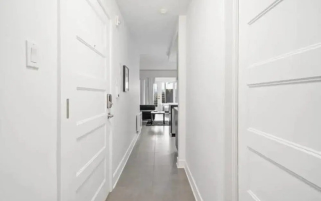 Downtown Metro Frontenac 2 BR new Apartment max 6p