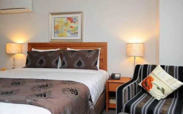 Quality Suites Alexander Inn