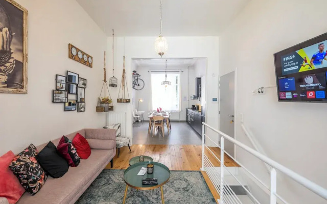 Stylish 3 Bd 3 Bath Duplex In Brussels