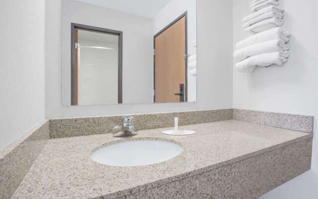 Super 8 by Wyndham Independence IA