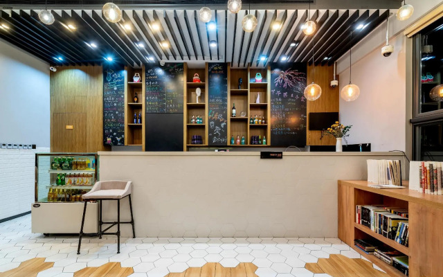 Little Lujiazui Atour Hotel