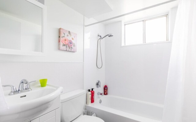 Spacious 2BR Apt With King bed Near DT Hamilton