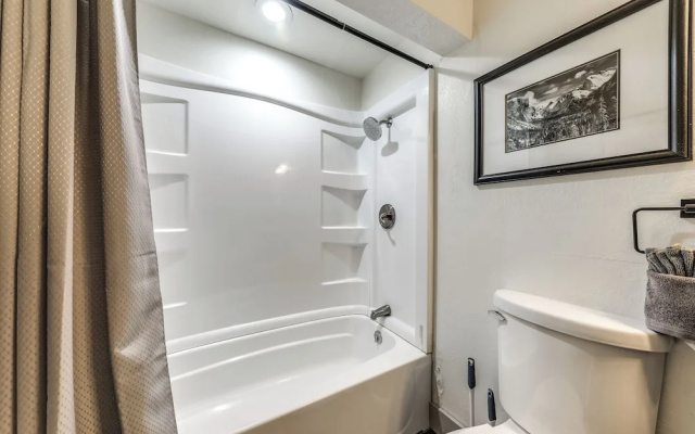 'moondance' Ruidoso Retreat w/ Hot Tub & Views!