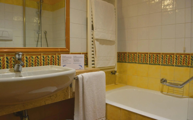 Lantana Resort Hotel & Apartments