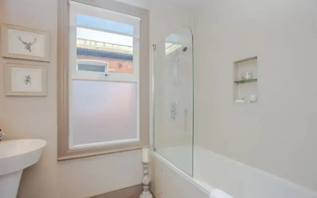 Classic and Elegant 3 Bedroom Apartment With Private Garden