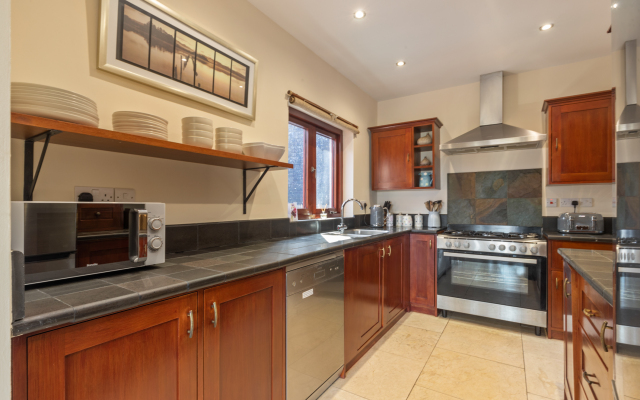 Glendale Cottage - Sea Views, Beach Access, Hot Tub