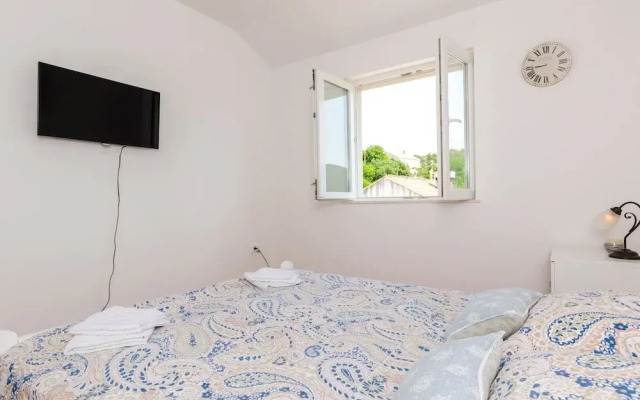 Ana Apartment - One Bedroom Apartment With Balcony