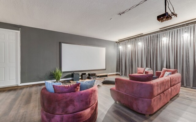 Phenomenal 8B 1810s Villa with Pool, Spa & Movie Theater