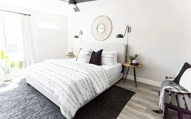 Stylish Old Town 2 Bdrm Ground Floor Condo
