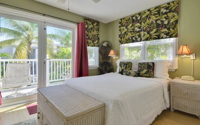 Linger Longer by Avantstay Key West Walkable Gated Community, Shared Pool Week Long Stays Only