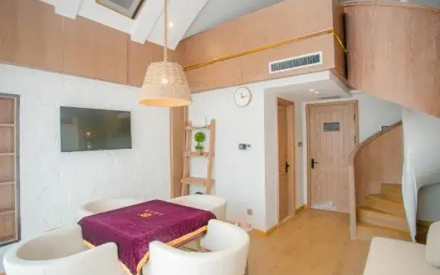Changchun Lanhai Tangquan Business Hotel