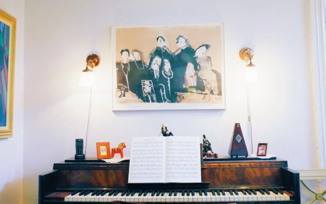 Beautiful, Artistic, Heirloom Apartment