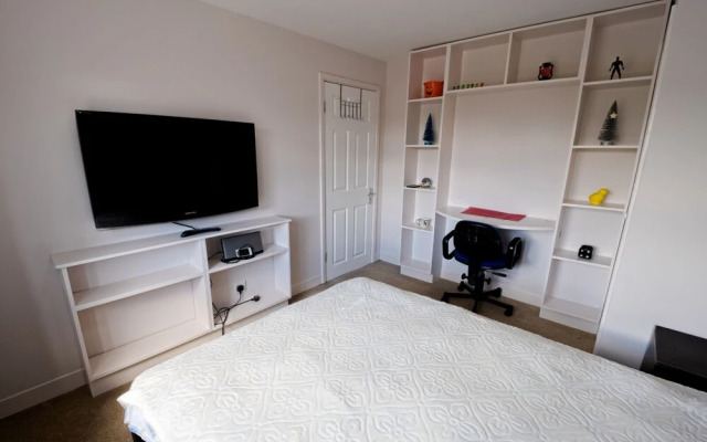 Immaculate 2-bed Apartment in Isleworth by River