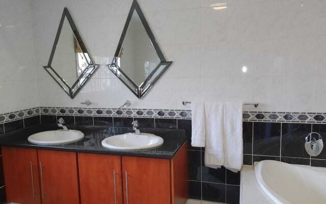 Savoy Lodge With Breakfast Included - Budget Triple Room 5
