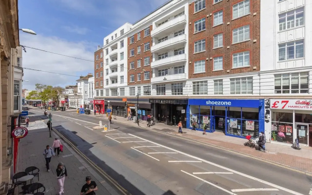 Right On : Bright On Apartment 1C | By My Getaways