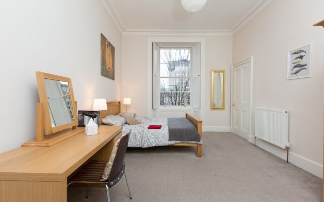 Spacious, Bright 5-br Flat for 10 in Edinburgh