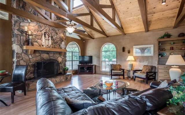 Blue Bear Retreat - Eight Bedroom Cabin