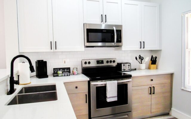 Stylish 3 Bedroom Home Private Balcony Patio