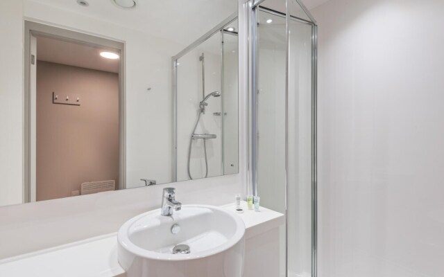 Amazing Location! 6BR Liverpool Apt Sleeps 6