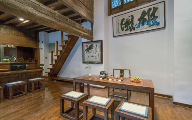 Lize Graceland Artistic Suite Inn