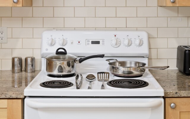 Cozy 2BR BSMT Suite Near Grouse Mt. and Edgemont.