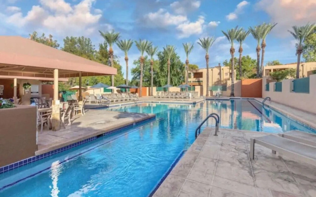 Private One Bedroom Condo on Golf Course, free parking