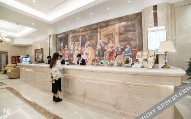 Vienna International Hotel (Xinyang Railway Station Tianrun Plaza Store)