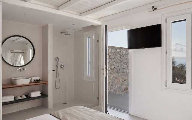 Hill Club Naxos