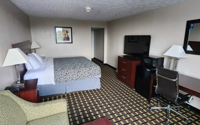 Days Inn by Wyndham Fort Wright Cincinnati Area