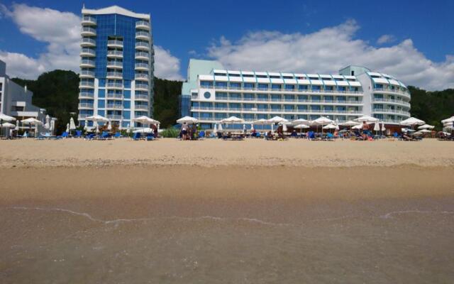 Studio Berlin golden beach