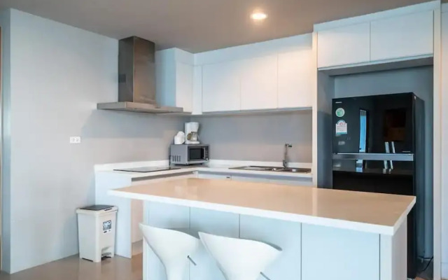 Spacious Apartment With Jacuzzi and Ocean View