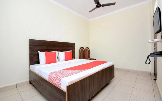 Oyo 30943 Hotel Tourist