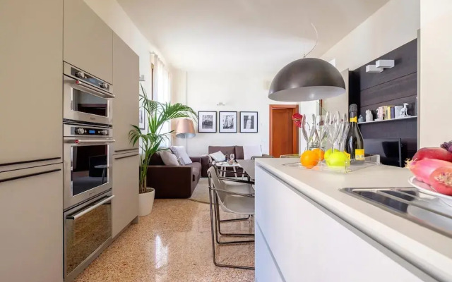 Venice Canal Palazzo Gracious and Modern 3 Bedroom Apartment