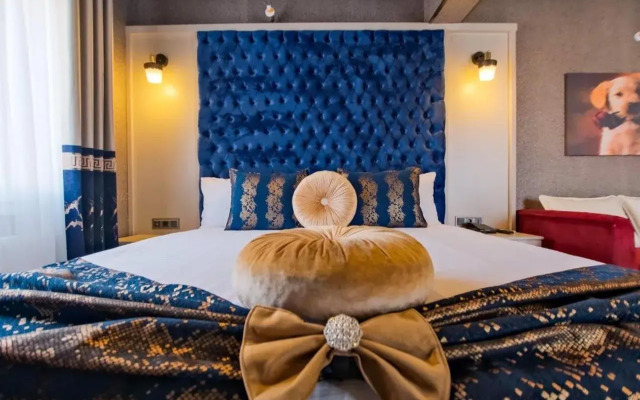 Moonday Hotel