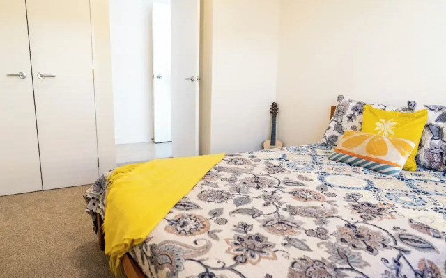Spacious Eastern Beach Home - 1 Min From Beach!