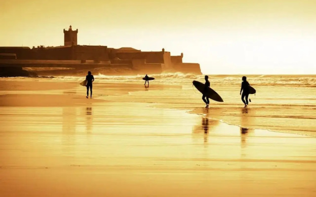 Bright Flat by Carcavelos Beach With Fast Wi-fi