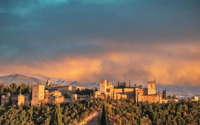 Sky is Blue in Granada - Private Parking Included