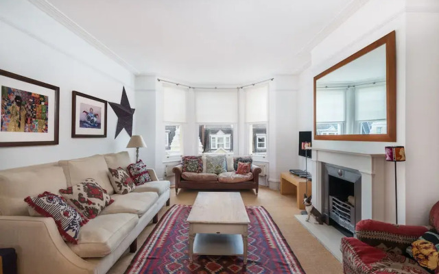 Remarkable Richmond Home By The Tube Station