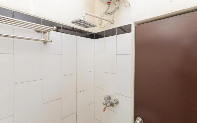 RedDoorz Syariah near Green Park Jatiwarna