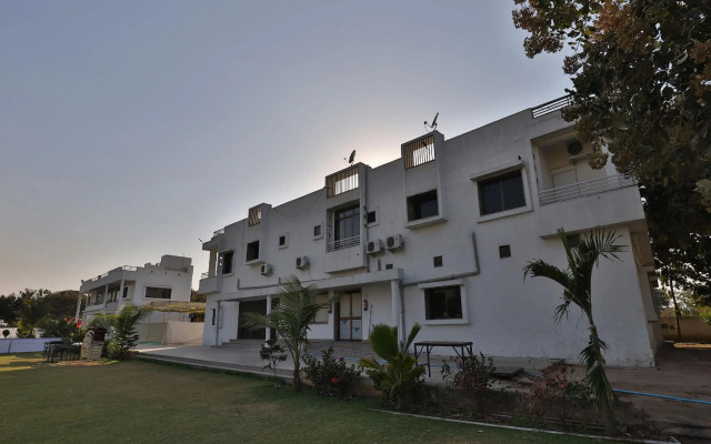 OYO 11750 Hotel Starz