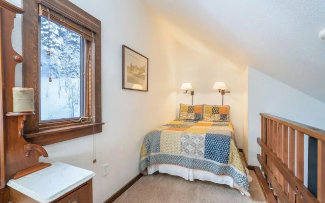 Manitou Lodge 7 Hotel Room by Alpine Lodging Telluride