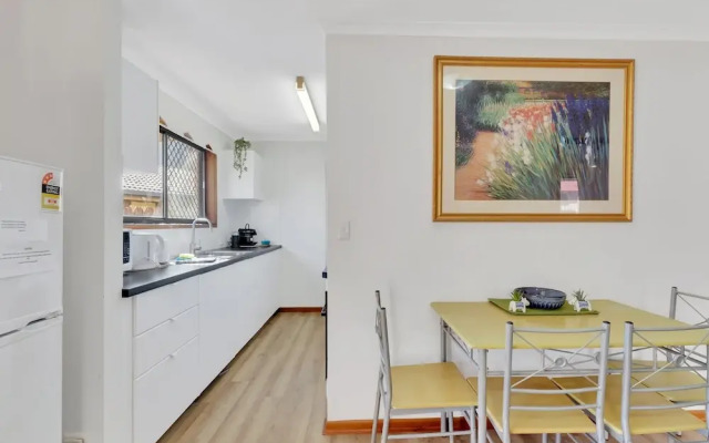 Tranquil 2-bed Townhouse Close to Beach