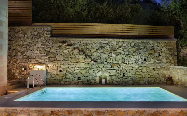 Cozy Holiday Home With Pool and Whirlpool in Maheri