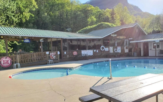 Geneva Hotel & Tiki Bar