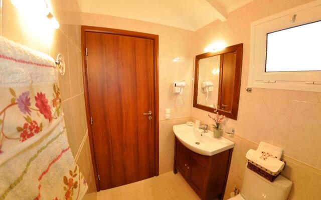 Mazis Apartments