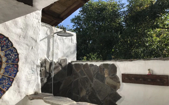Viga Vieja Cabaña Rustica by Nomad Guru
