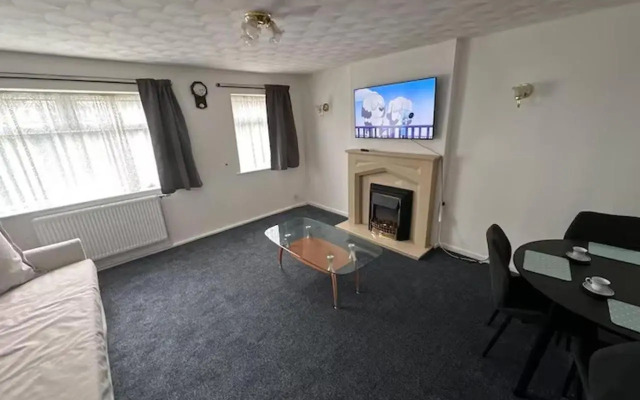 3-bed City Retreat - Sleeps 7, Garden & Parking